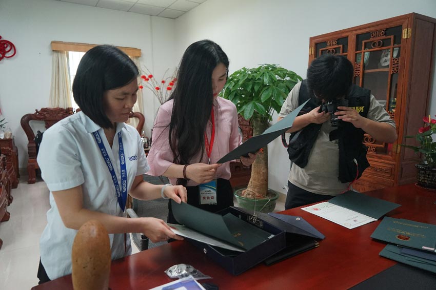 栏目组人员对九游j9(中国)资质进行审核