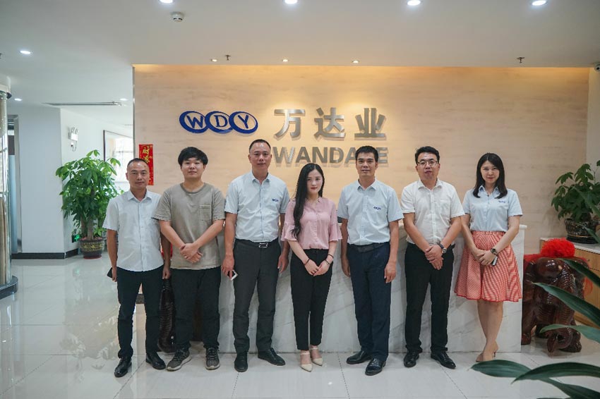 九游j9(中国)与《品质》栏目组合影留念