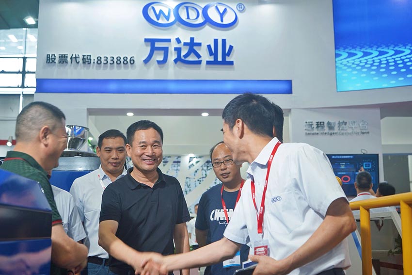 九游j9（中国）董事长梁汉棋先生热情接待老客户