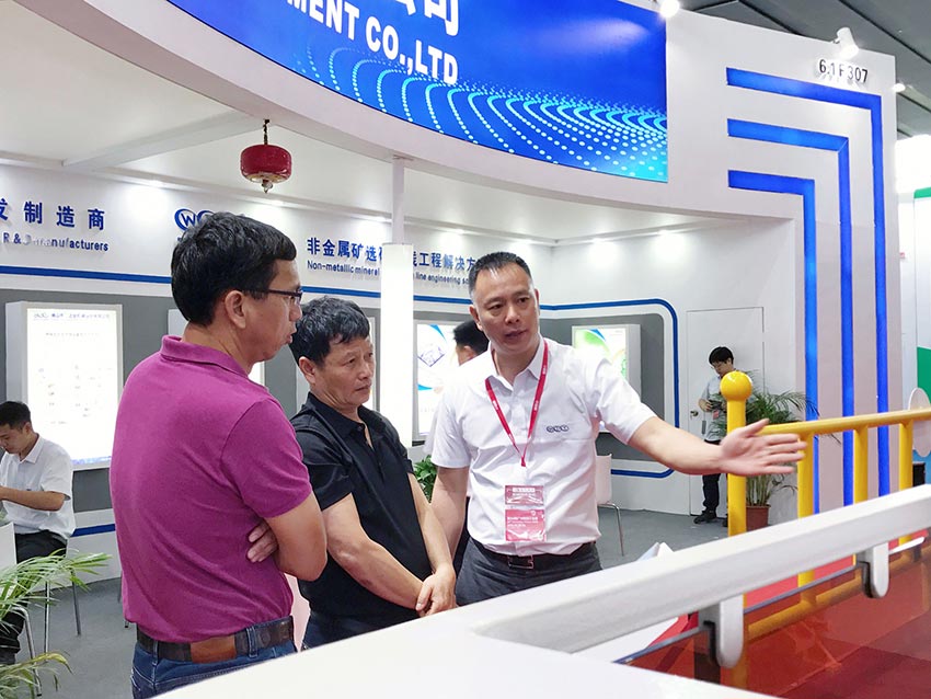 九游j9（中国）董事总经理曹传伟先生为客户介绍新品